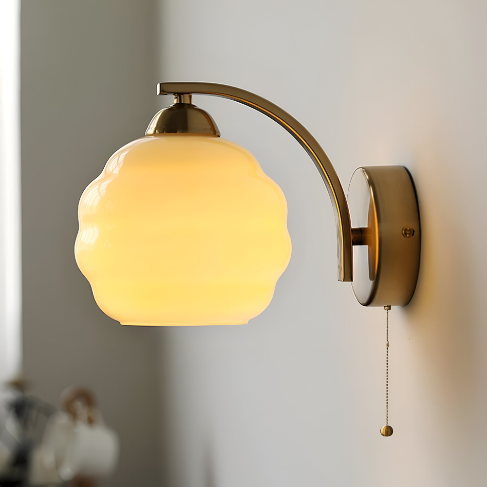 MilkyLume – artistieke wandlamp in art-decostijl van melkglas & metaal