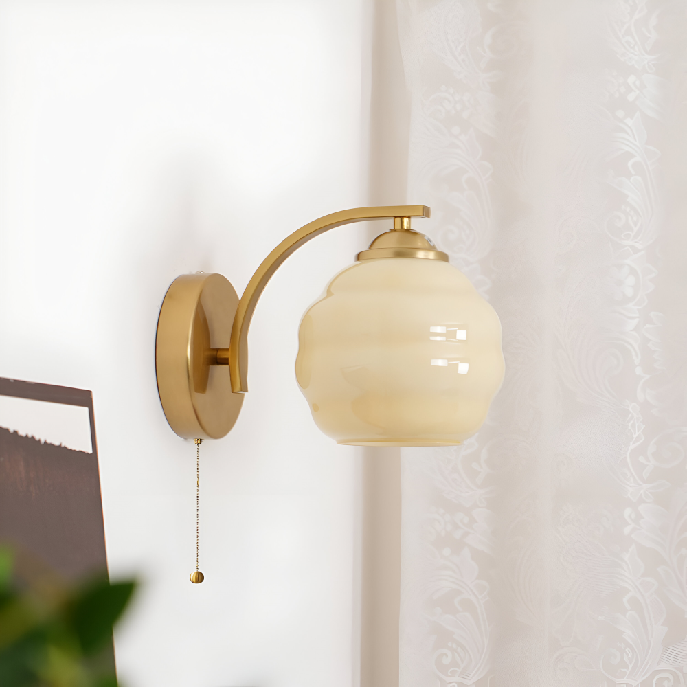 MilkyLume – artistieke wandlamp in art-decostijl van melkglas & metaal