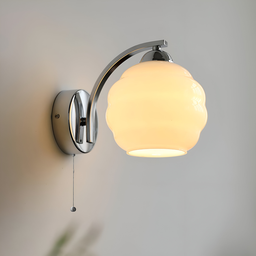 MilkyLume – artistieke wandlamp in art-decostijl van melkglas & metaal