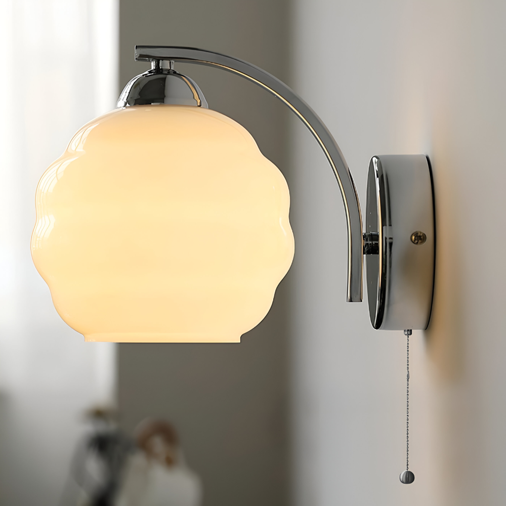 MilkyLume – artistieke wandlamp in art-decostijl van melkglas & metaal