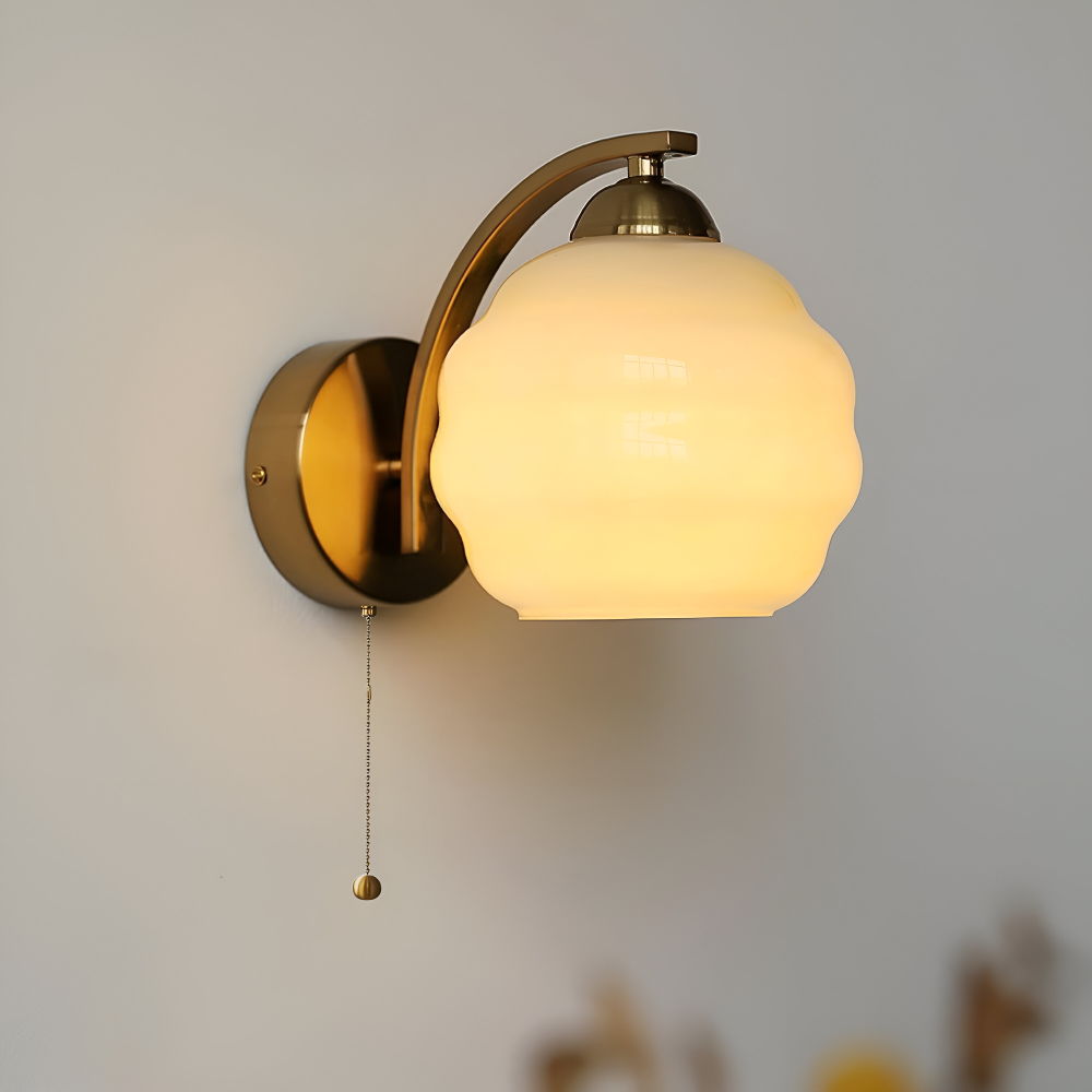 MilkyLume – artistieke wandlamp in art-decostijl van melkglas & metaal