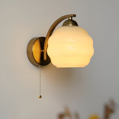 MilkyLume – artistieke wandlamp in art-decostijl van melkglas & metaal