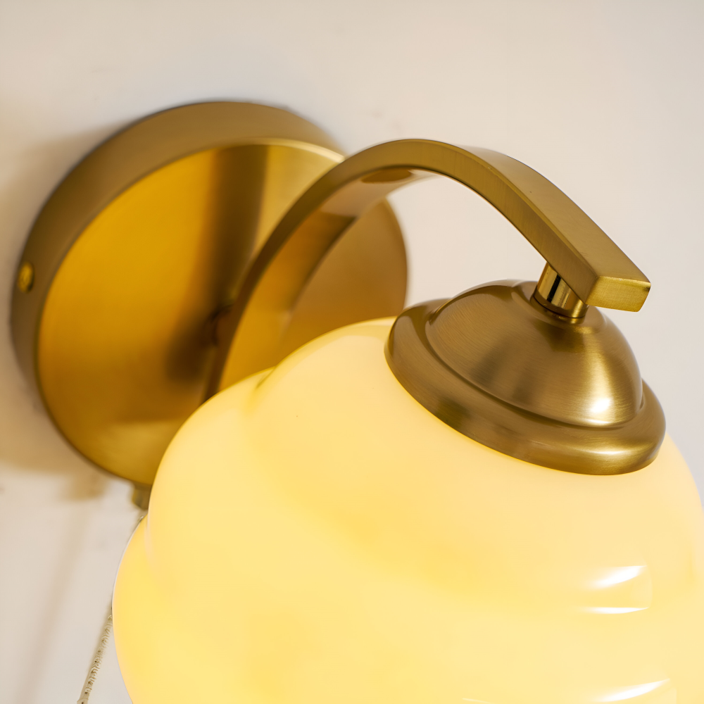 MilkyLume – artistieke wandlamp in art-decostijl van melkglas & metaal