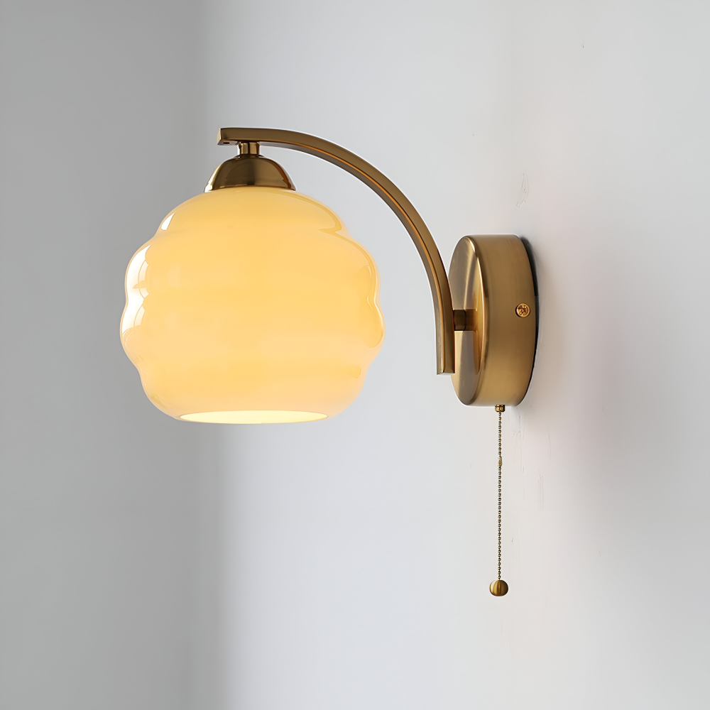 MilkyLume – artistieke wandlamp in art-decostijl van melkglas & metaal