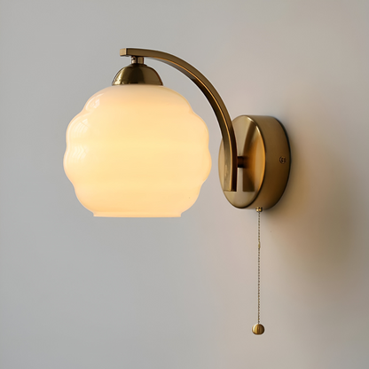 MilkyLume – artistieke wandlamp in art-decostijl van melkglas & metaal