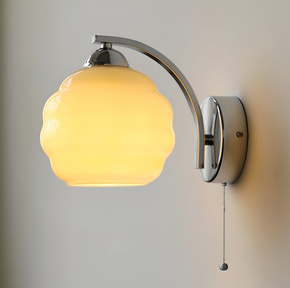 MilkyLume – artistieke wandlamp in art-decostijl van melkglas & metaal