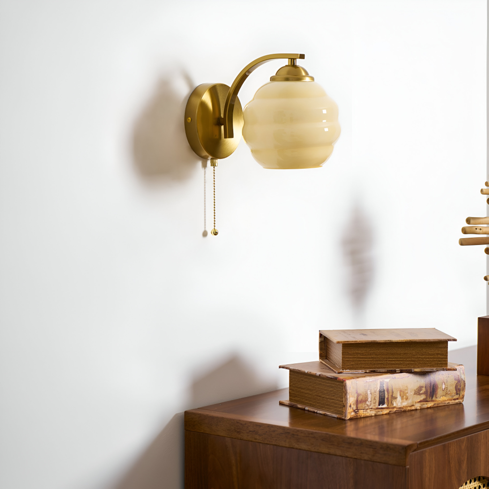 MilkyLume – artistieke wandlamp in art-decostijl van melkglas & metaal