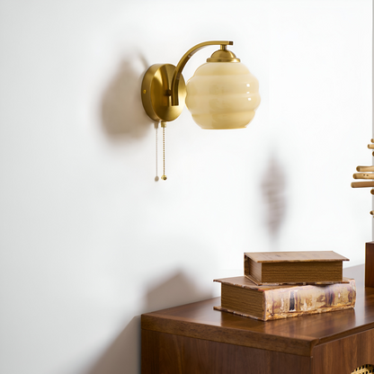 MilkyLume – artistieke wandlamp in art-decostijl van melkglas & metaal