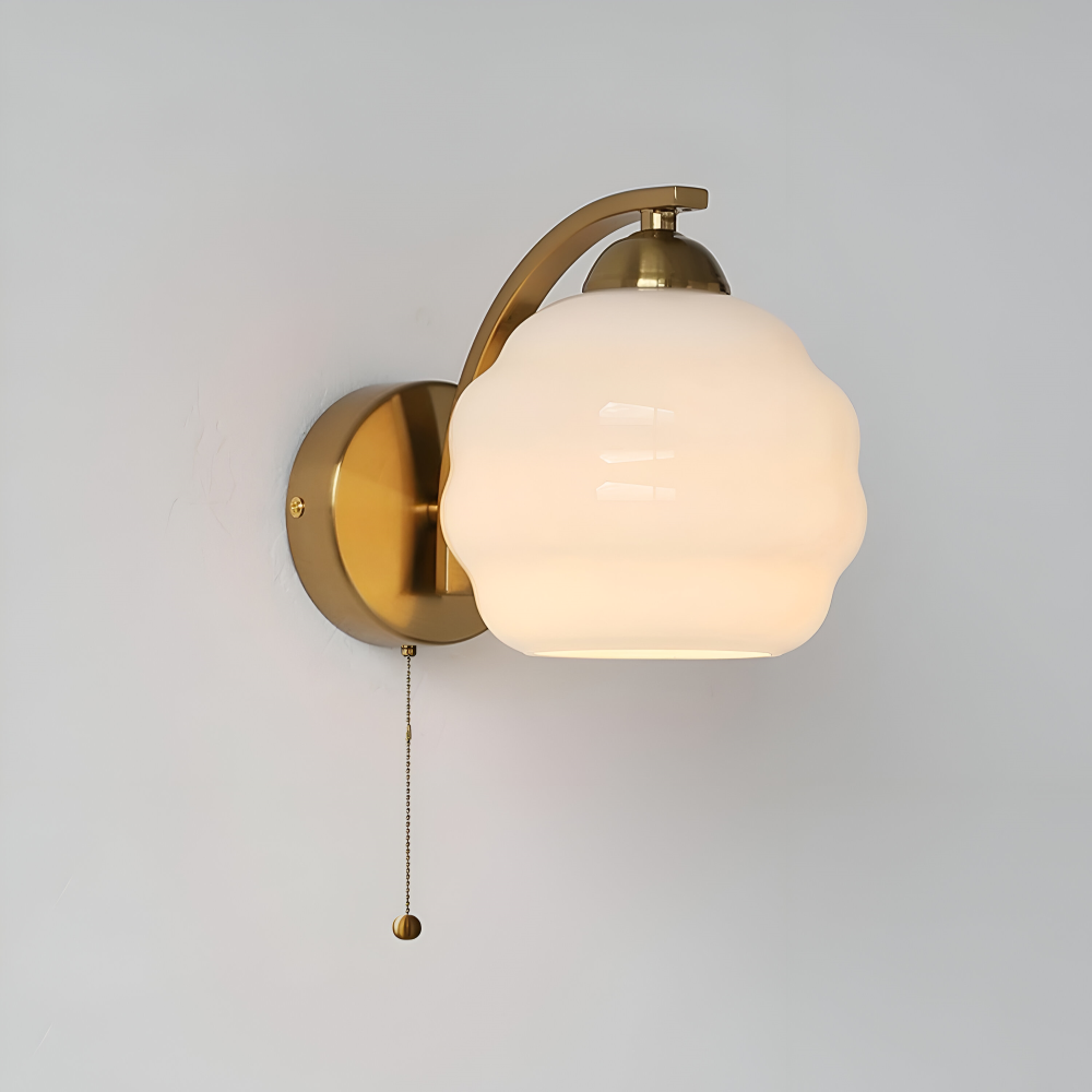 MilkyLume – artistieke wandlamp in art-decostijl van melkglas & metaal