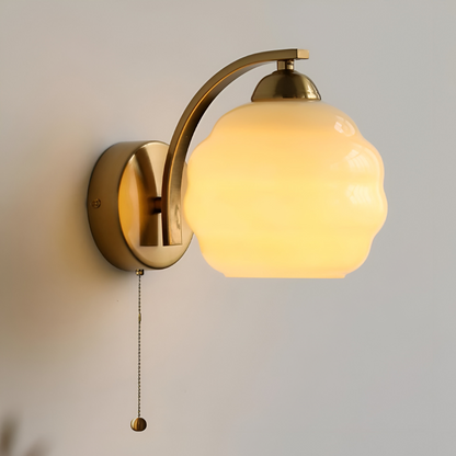 MilkyLume – artistieke wandlamp in art-decostijl van melkglas & metaal