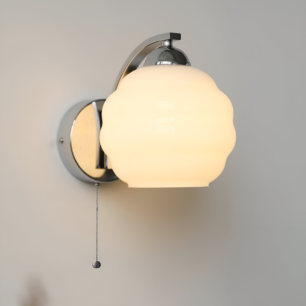 MilkyLume – artistieke wandlamp in art-decostijl van melkglas & metaal