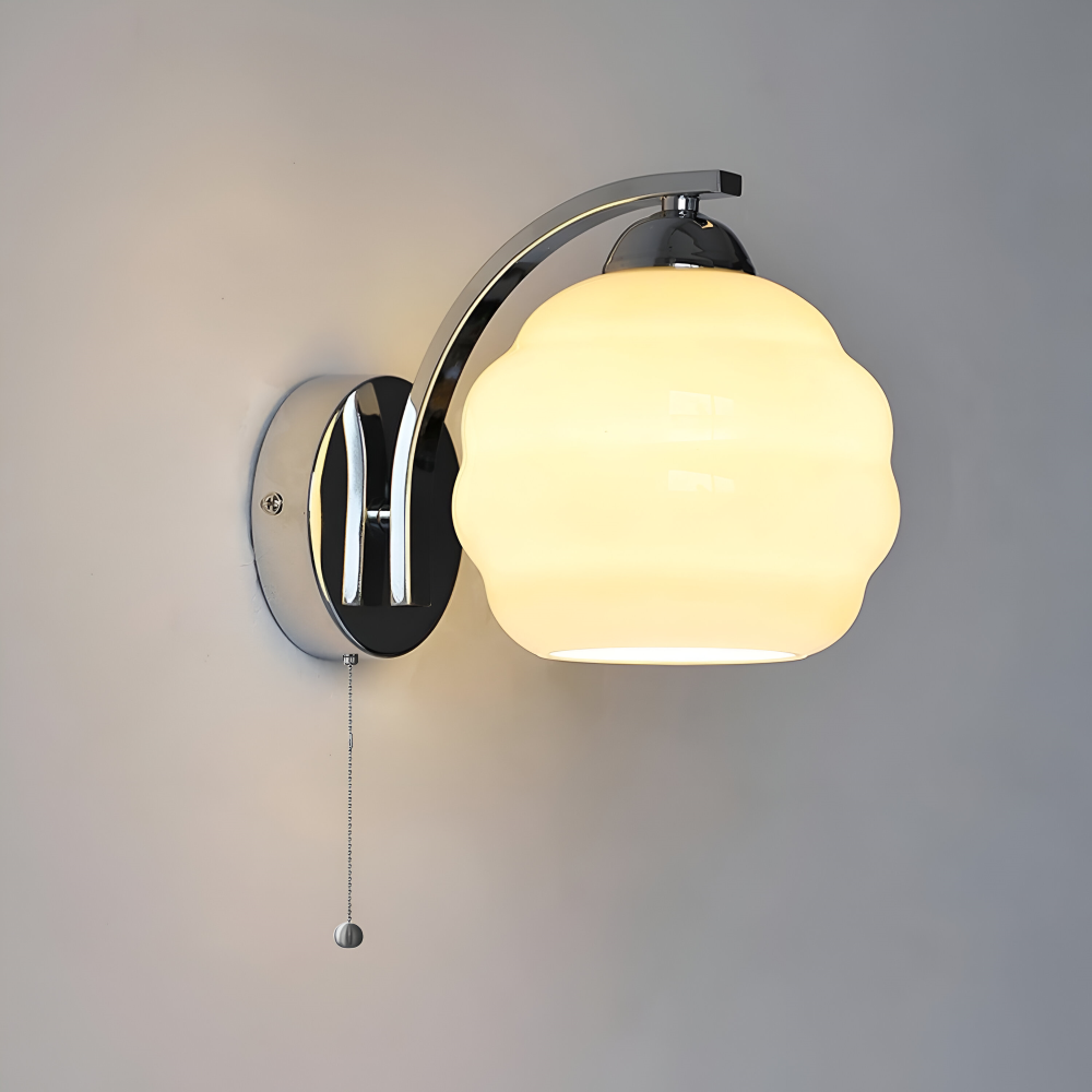 MilkyLume – artistieke wandlamp in art-decostijl van melkglas & metaal