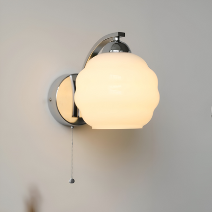 MilkyLume – artistieke wandlamp in art-decostijl van melkglas & metaal