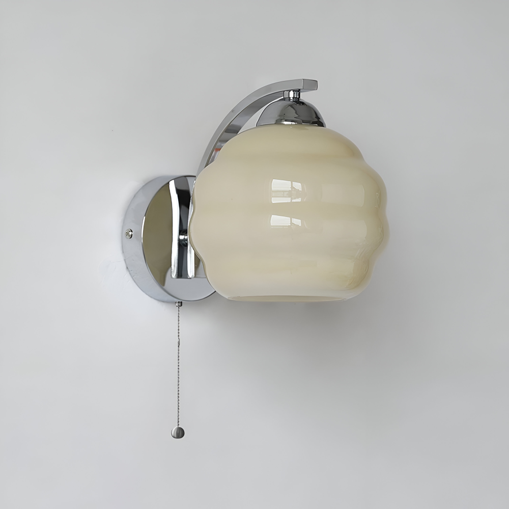 MilkyLume – artistieke wandlamp in art-decostijl van melkglas & metaal