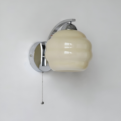 MilkyLume – artistieke wandlamp in art-decostijl van melkglas & metaal