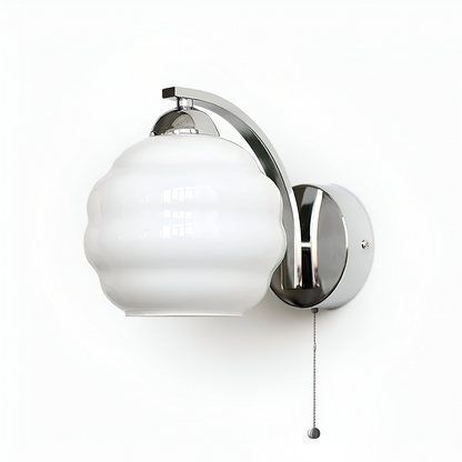 MilkyLume – artistieke wandlamp in art-decostijl van melkglas & metaal