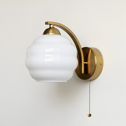 MilkyLume – artistieke wandlamp in art-decostijl van melkglas & metaal