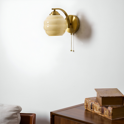 MilkyLume – artistieke wandlamp in art-decostijl van melkglas & metaal