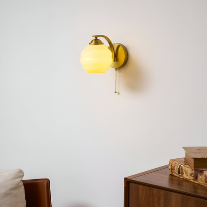 MilkyLume – artistieke wandlamp in art-decostijl van melkglas & metaal