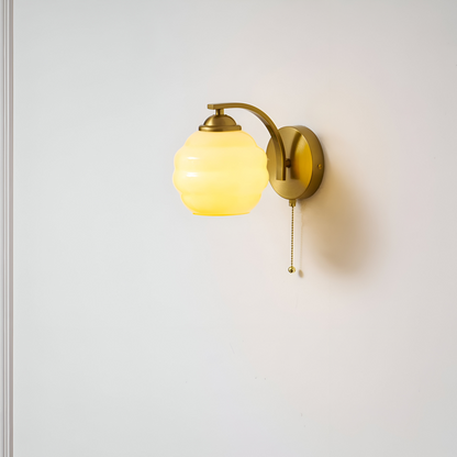 MilkyLume – artistieke wandlamp in art-decostijl van melkglas & metaal