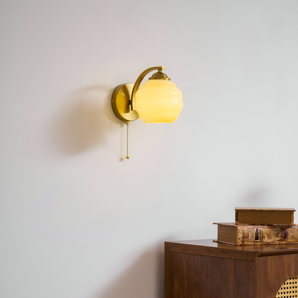 MilkyLume – artistieke wandlamp in art-decostijl van melkglas & metaal