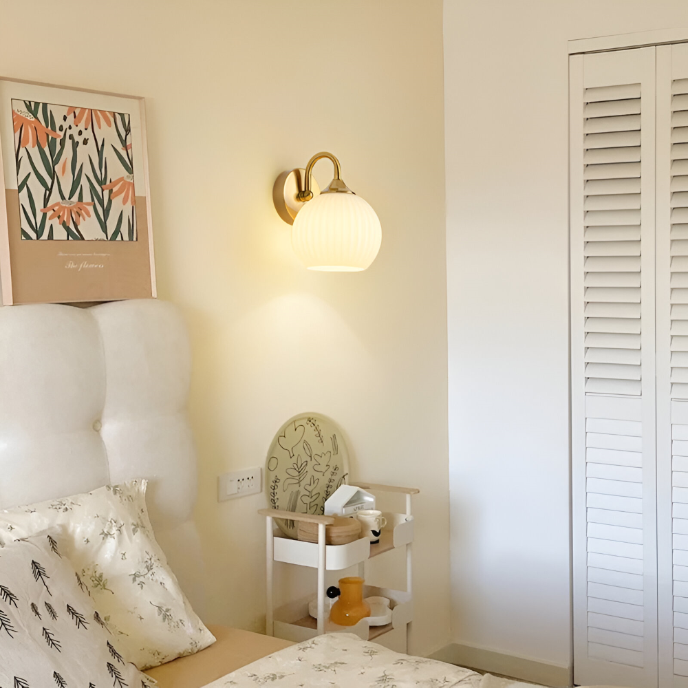 Lunaris – Hedendaagse bolvormige glazen wandlamp met gestreept ontwerp en LED-technologie