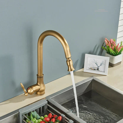 Aqualis – Keukenkraan met Uittrekbare Douche | Retro-Design in Zwart-Goud