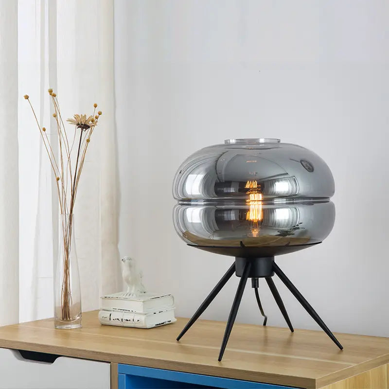 Stella statief tafellamp met glazen kap – modern design en warm licht