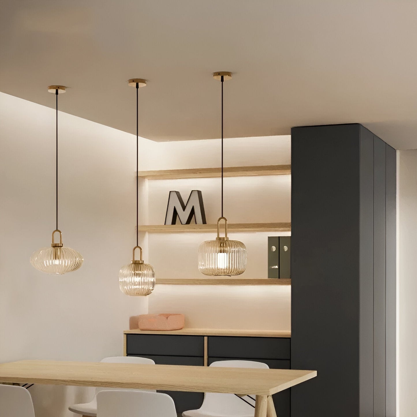 ClaChic lamp | Scandinavische hanglamp van glas, geribbeld ontwerp in wit & goud