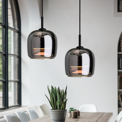 Svarna | Scandinavische hanglamp van getint glas