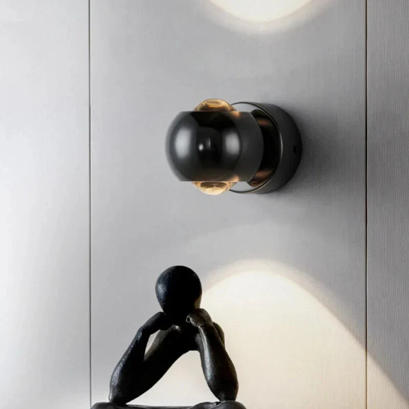 Orbis LED-wandlamp – draaibare bolvormige lamp in zwart met 360° lichtuitlijning