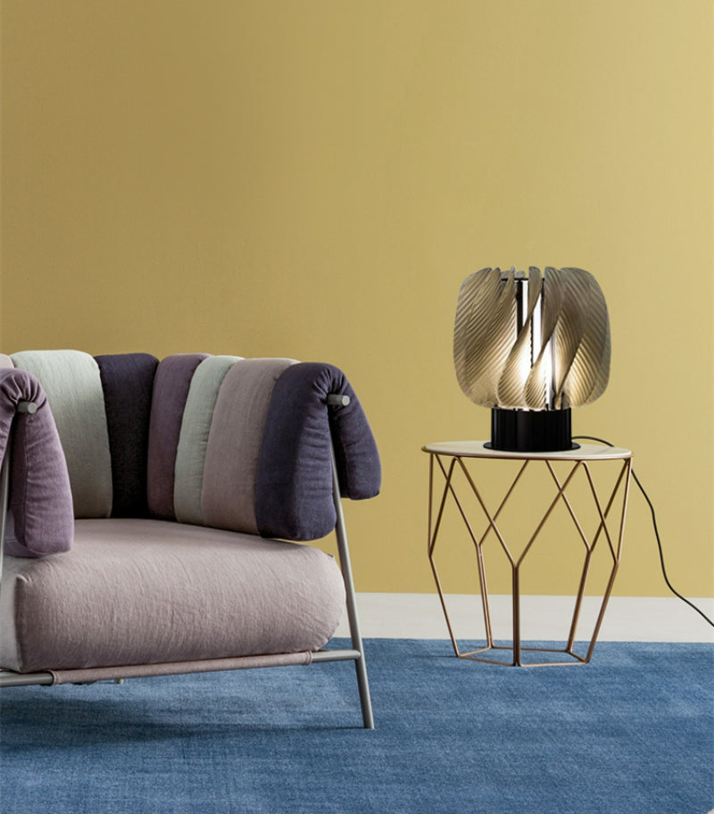 Moderne, elegante LED-tafellamp in minimalistisch design van aluminium