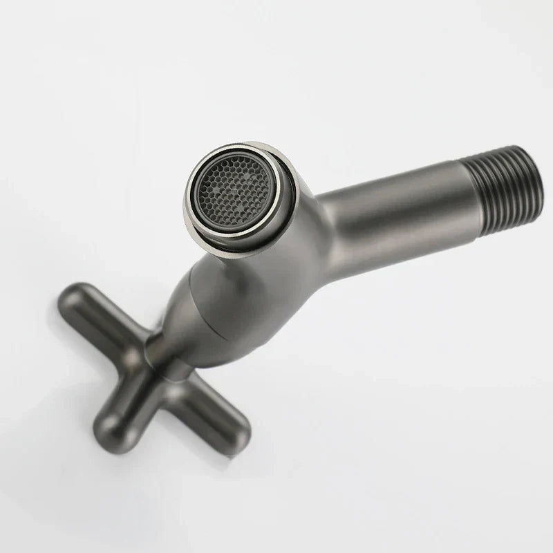 Wandarmatuur van messing – moderne koudwaterkraan voor badkamer of keuken