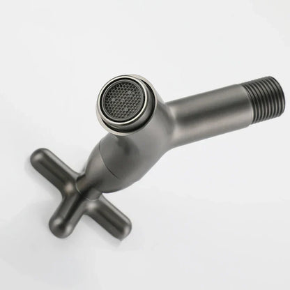 Wandarmatuur van messing – moderne koudwaterkraan voor badkamer of keuken