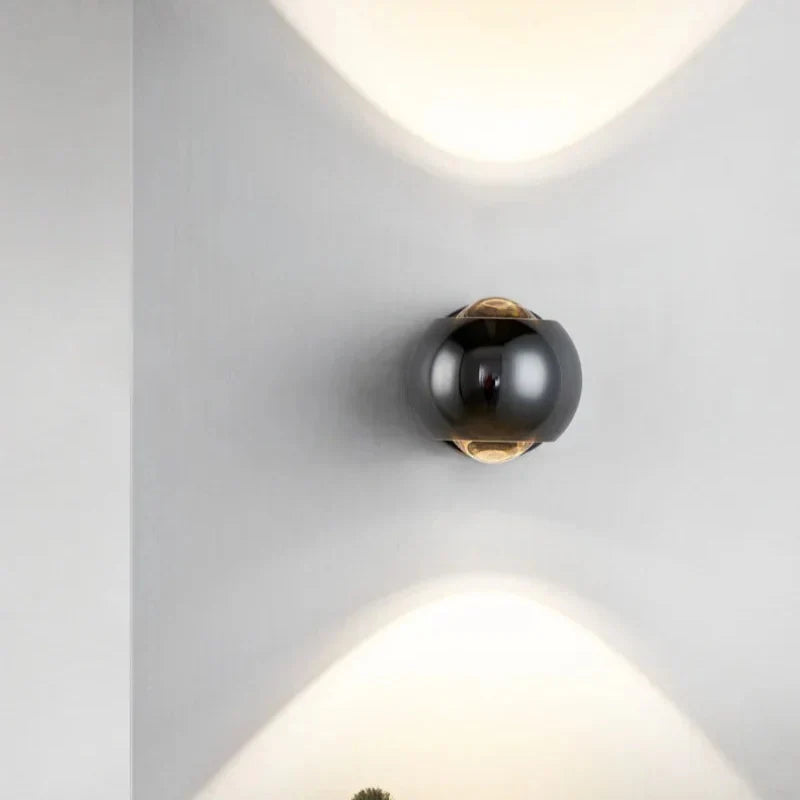 Orbis LED-wandlamp – draaibare bolvormige lamp in zwart met 360° lichtuitlijning