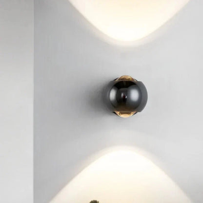 Orbis LED-wandlamp – draaibare bolvormige lamp in zwart met 360° lichtuitlijning