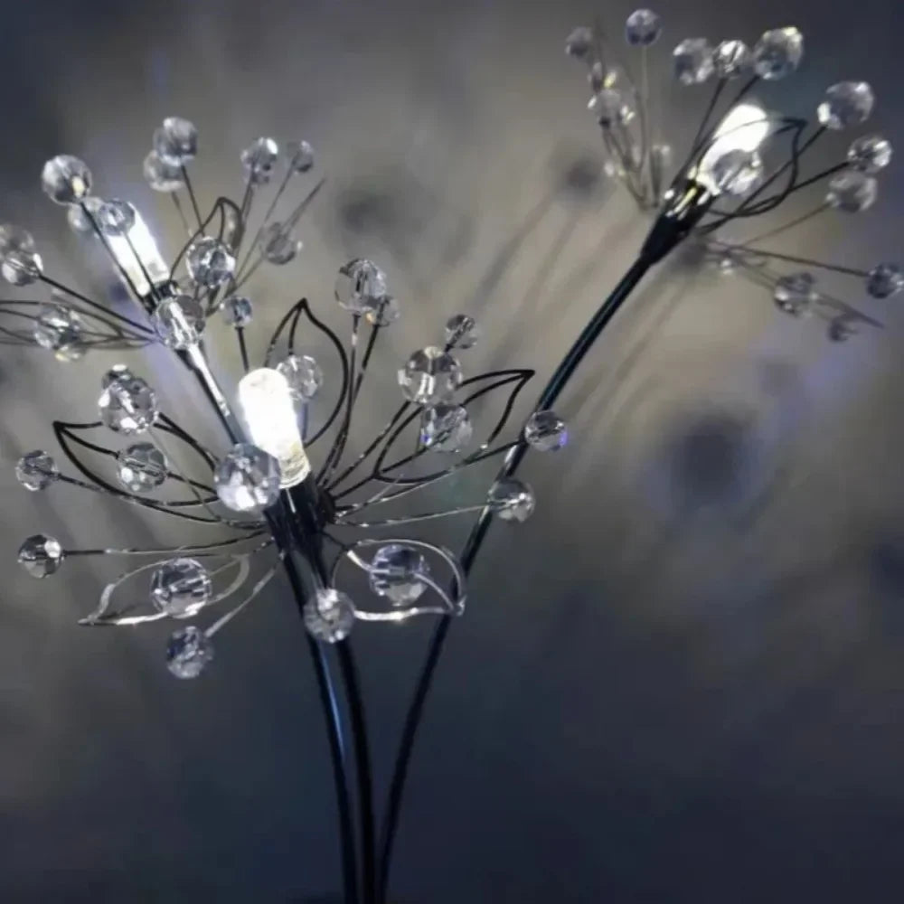 Lustrae | Moderne wandlamp met kristalvormig paardenbloemdesign