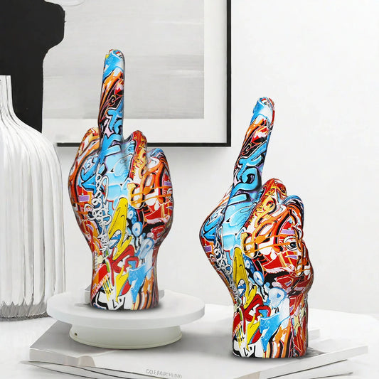 Brunno beeldje | Graffiti-handsculptuur van kunsthars als provocerend statement-stuk