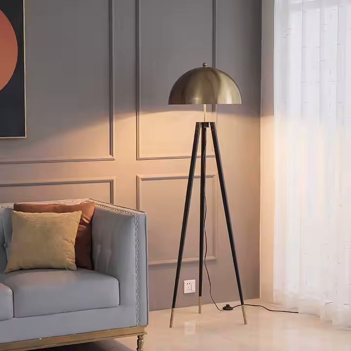 Solano Coyote staande lamp – luxe driepootlamp met goudkleurige kap in modern design