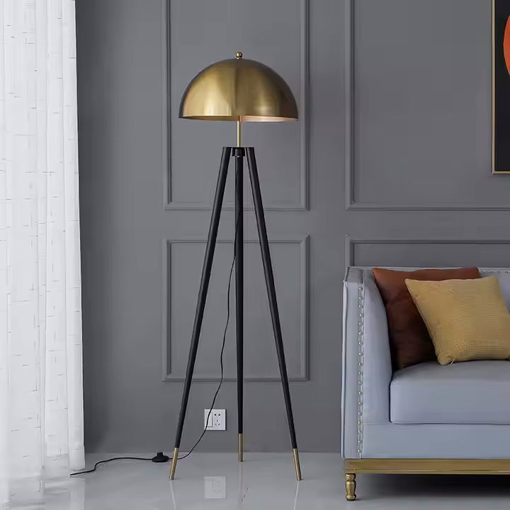 Solano Coyote staande lamp – luxe driepootlamp met goudkleurige kap in modern design
