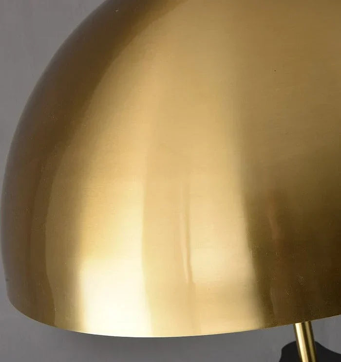 Solano Coyote staande lamp – luxe driepootlamp met goudkleurige kap in modern design
