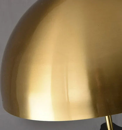 Solano Coyote staande lamp – luxe driepootlamp met goudkleurige kap in modern design
