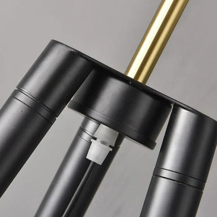 Solano Coyote staande lamp – luxe driepootlamp met goudkleurige kap in modern design